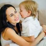 Una madre en solitario abraza a su hijo pequeño.