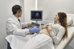 ¿Cómo son los controles maternofetales tras un tratamiento de reproducción asistida?