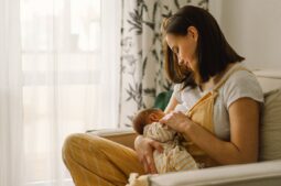 Lactancia materna tras la reproducción asistida: evidencia científica que desmonta miedos más allá del embarazo